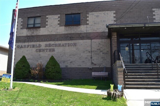 Building Photo - 139 Ray St