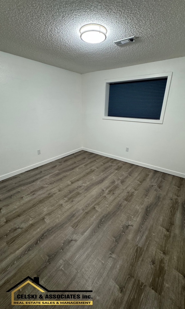 Building Photo - Spacious, Pet-Friendly Home on Half Acre