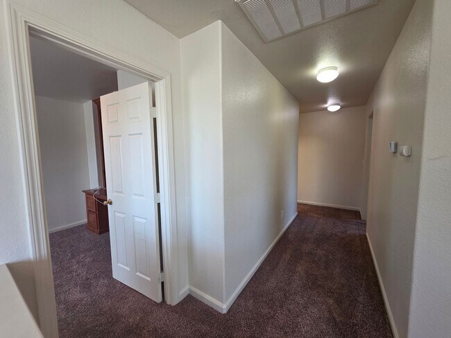 Building Photo - 3 bedroom with an extra office/den space in Modesto!