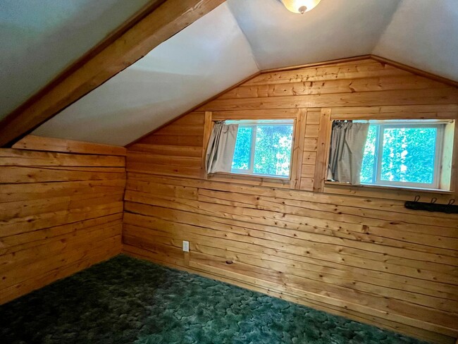 Building Photo - Cute 2 story, pet friendly cabin