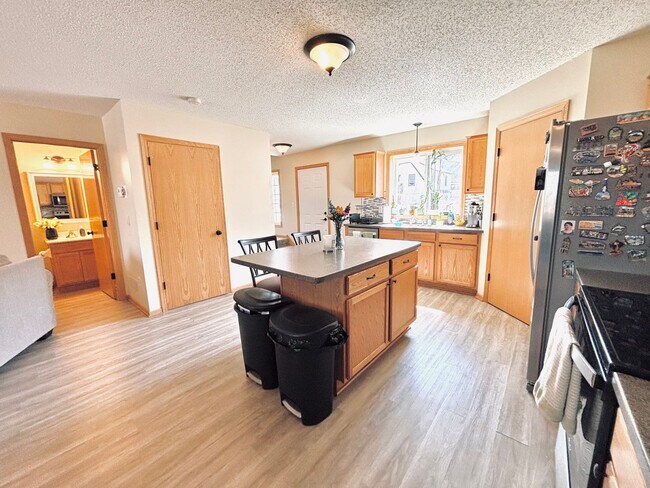 Building Photo - Updated 3bed 3bath End Unit Townhome w’Great Views