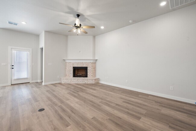 Building Photo - Pre leasing for July: 4-Bedrooms, 2-Bathroom