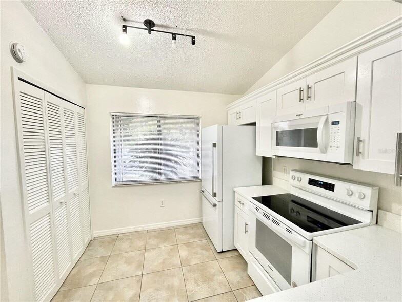 Building Photo - 9816 River Crest Ct