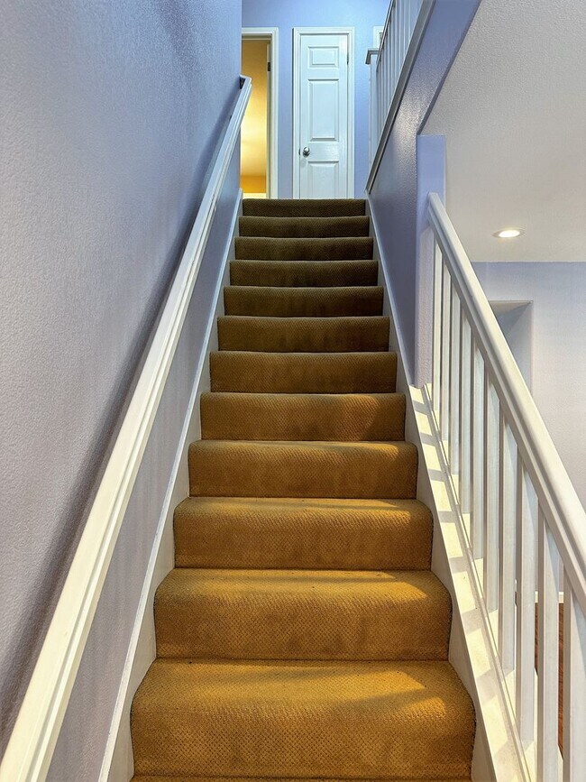 Building Photo - Gorgeous 3 bedroom, 2 and a half bathroom townhome in Hamilton Field for rent!