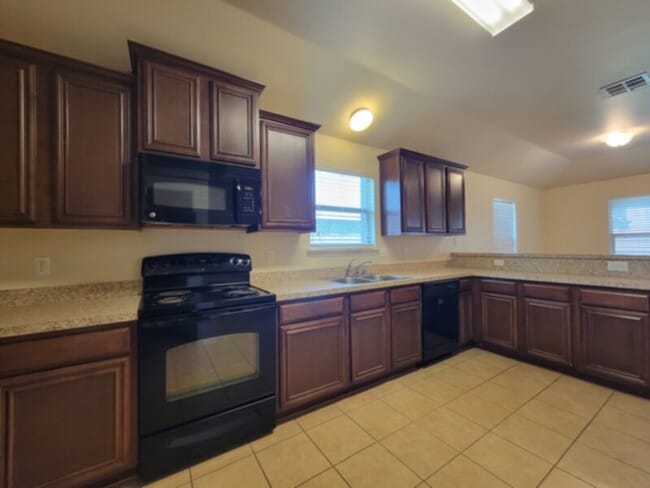 Building Photo - 3 BEDROOM IN SEAGOVILLE***