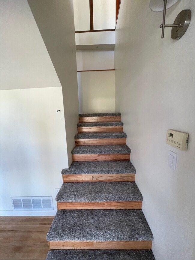 Building Photo - 576 Blaisdell Dr