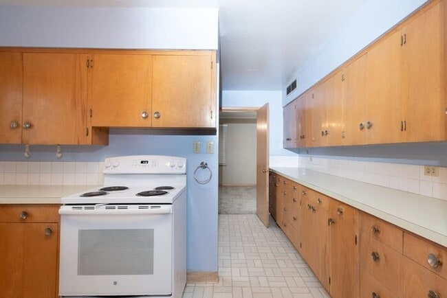 Building Photo - 3 Bedroom Single Level