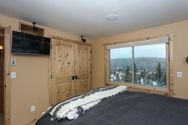 Building Photo - Amazing views! On bus route! 1 Year Lease!