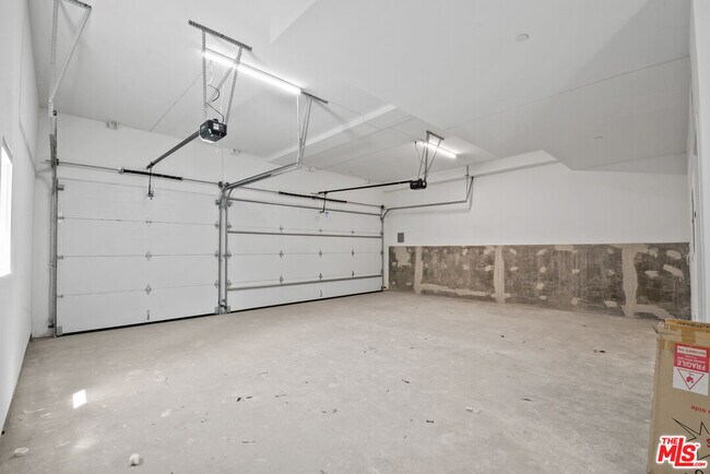 Building Photo - 2521 S Orange Dr