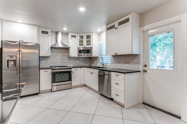 Building Photo - 488-EO