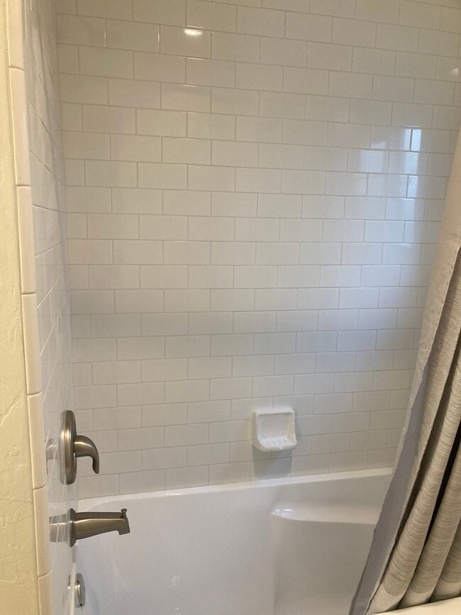 Building Photo - Remodeled Tri-Plex Minutes Away from the Beach!