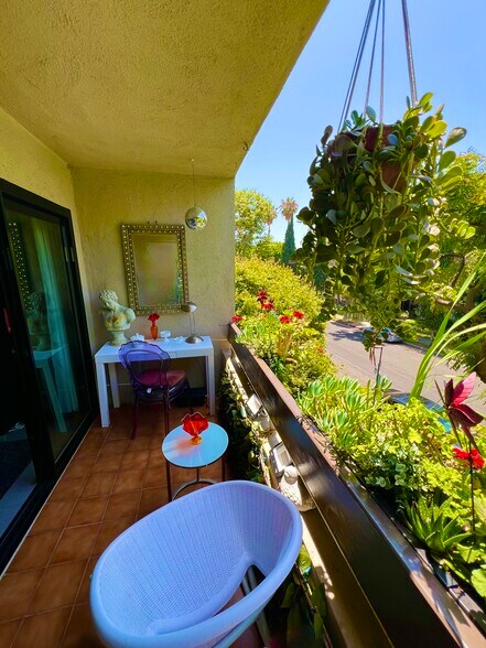 Desirable bright western front unit on one of the best treelined streets in West Hollywood. - 950 N Kings Rd