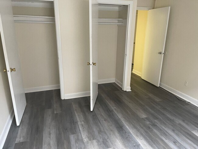Building Photo - FREE MONTH  PACKARS CORNER BU AREA  Modern 1 bed with Large LR and BR areas, HT and HW Inc NO FEE