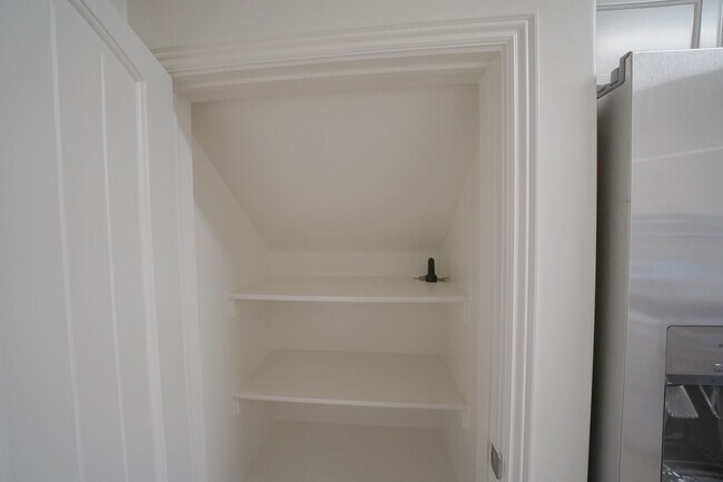 Building Photo - Remodeled 3 Bed / 2.5 Bath Townhome in Great Location