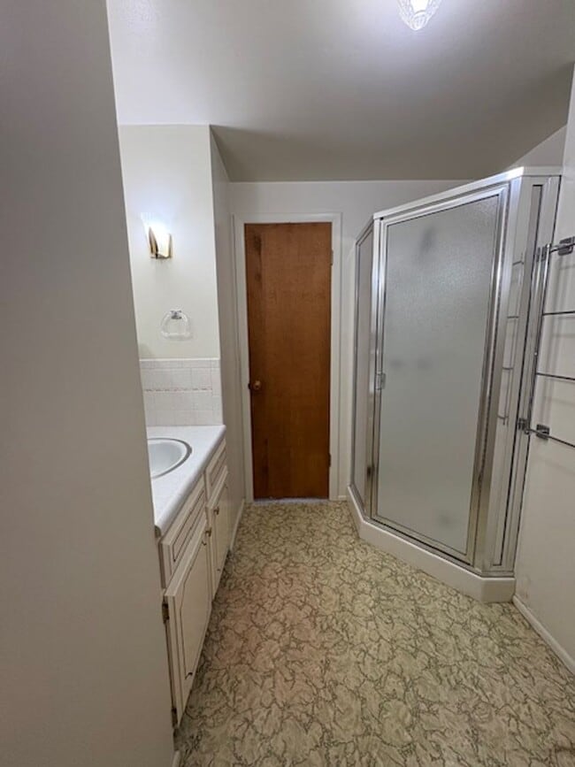 Building Photo - Single-family Home with 2 bedrooms and an office.