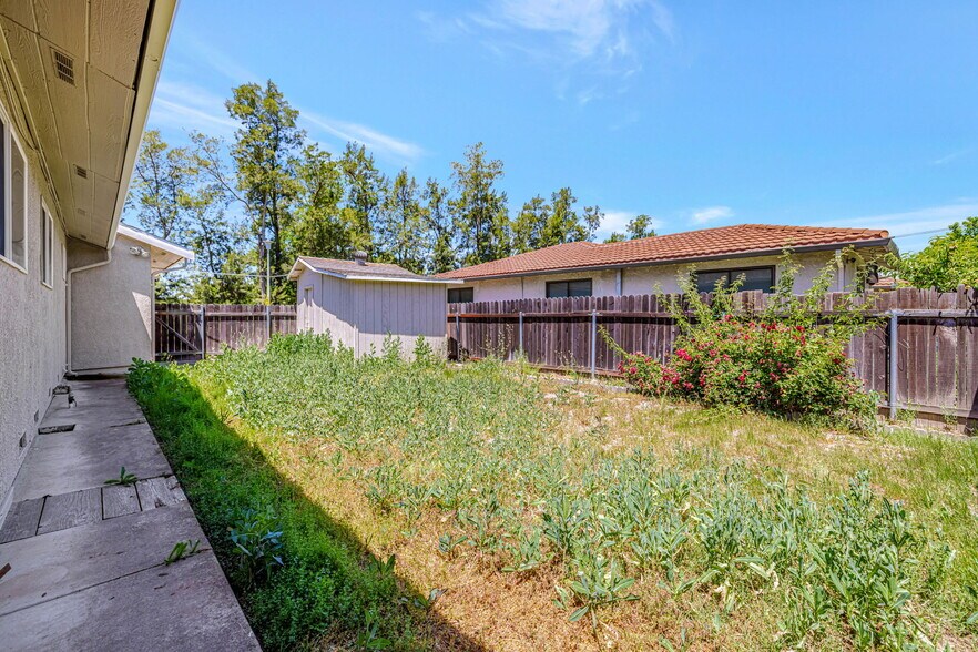 Building Photo - 6941 Golf View Dr