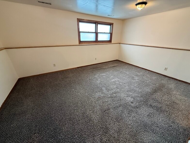 Building Photo - 1102 Smedal Dr