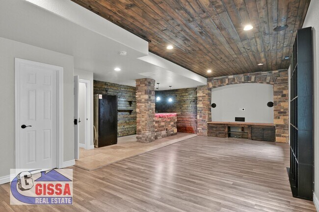 Building Photo - Beautiful home with 7 bedrooms, 5 1/2 bath...