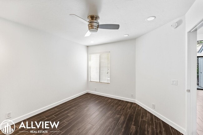 Building Photo - Beautifully Upgraded 2 Bed, 2 Bath + Den W...