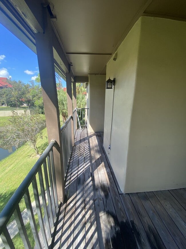 Building Photo - 2 BED 2 BATH MOVE IN NOW!!  TOP FLOOR $1,4...