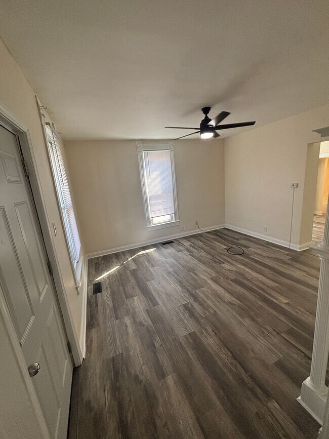 Building Photo - 715 1/2-570-572 E Main St