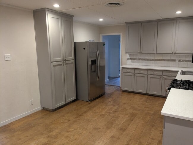 Building Photo - Spacious 4 Bed 2 Bath with Enclosed Patio and Stainless Steel Appliances