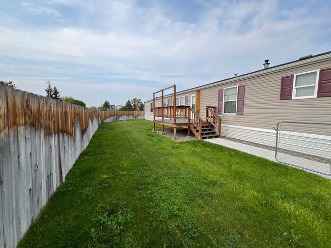 Building Photo - 3 Bed / 2 Bath Fully Fenced Yard in North ...