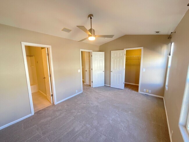 Building Photo - 2 Bedroom Townhome Available Near S Circle...