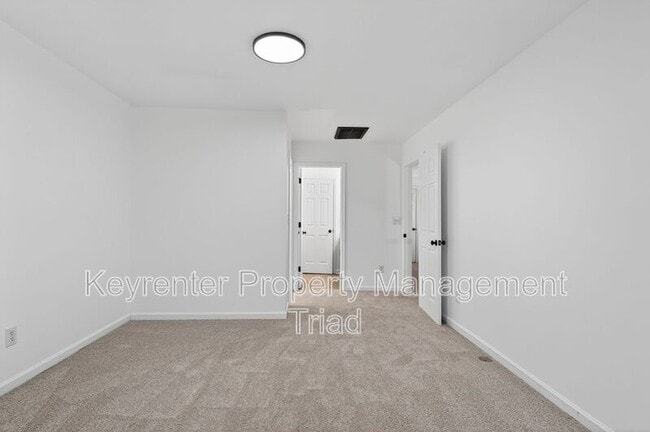 Building Photo - 2 Blue Stone Ln