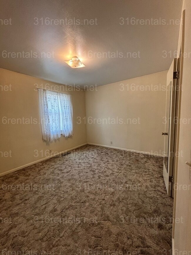 Building Photo - One bed one bath duplex available now!