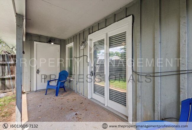 Building Photo - Cute & convenient