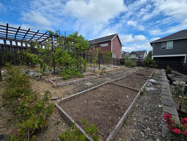 Building Photo - 2524 Jacaranda Ave
