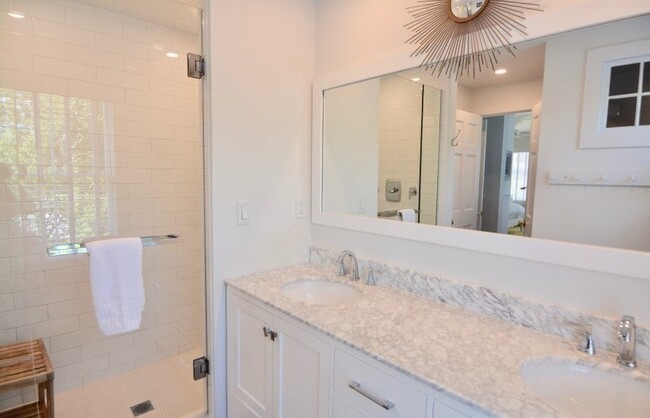 Building Photo - 10 Brant Point Road