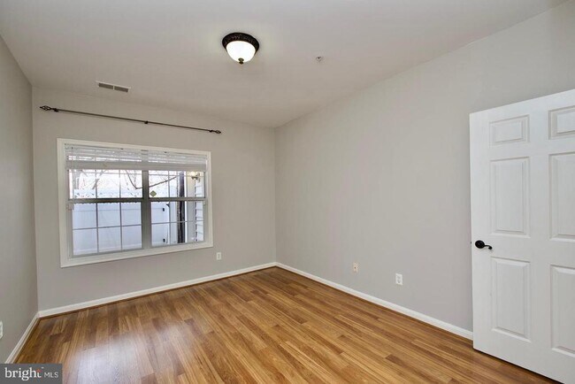 Building Photo - 2324 Henshaw Pl