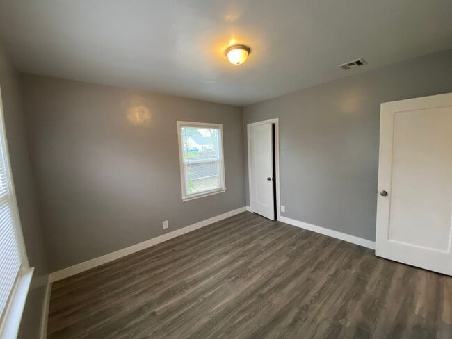 Building Photo - Follow the yellow brick to this Remodeled 2 BD 1 BA House in NE Bakersfield