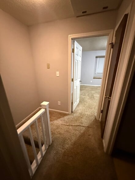 Building Photo - 802 E 7th St