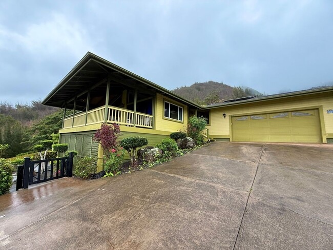 Building Photo - Beautiful 3 Bedroom / 2.5 Bathroom Home in Wailuku Heights!