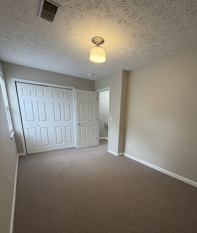 Building Photo - Spacious 2-Bedroom Townhouse with Garage
