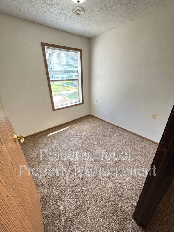 Building Photo - 415 22nd St E
