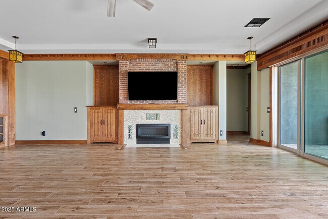 Building Photo - 3123 E Cat Balue Dr