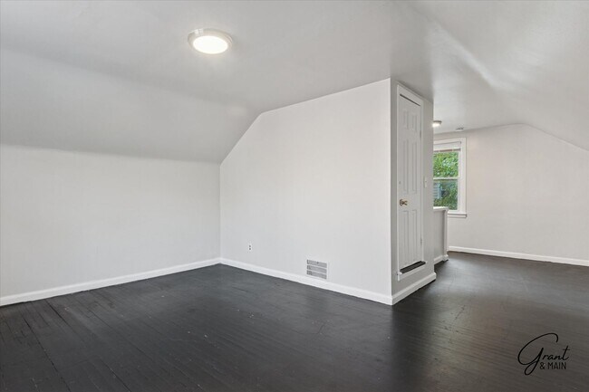 Building Photo - 3 bedroom bungalow - $1,200