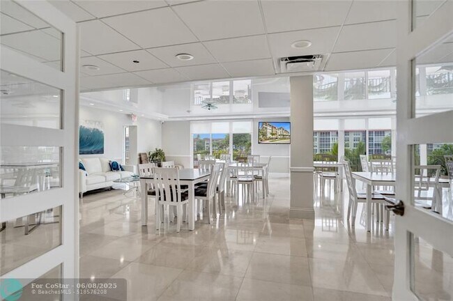 Building Photo - 1150 Hillsboro Mile