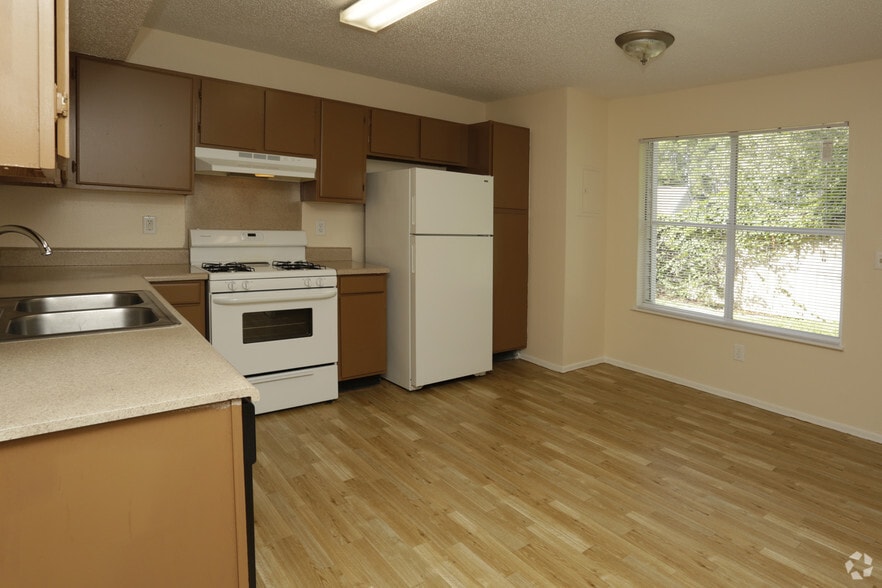 3BR,2.5BA_Townhouse_1,196SF-Kitchen - Timberwood Trace Apartments