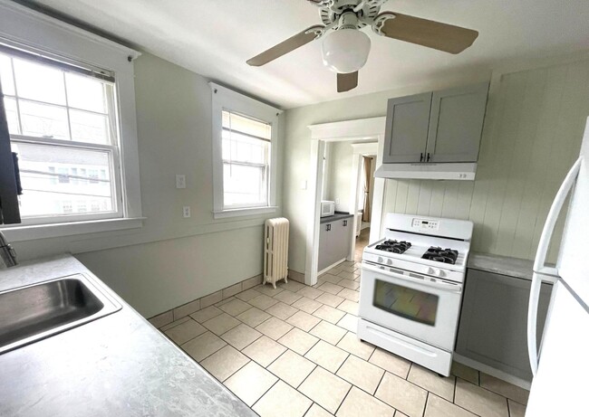 Building Photo - 108 Concord St