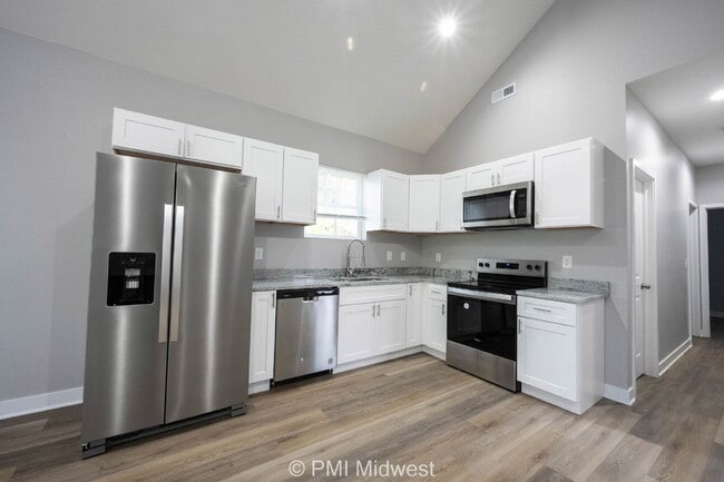 Building Photo - "Charming 3-Bedroom Townhouse on Rembrandt...
