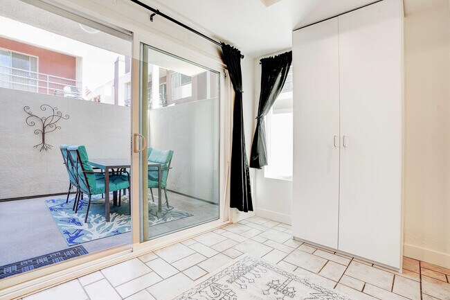 Building Photo - 832 13th St