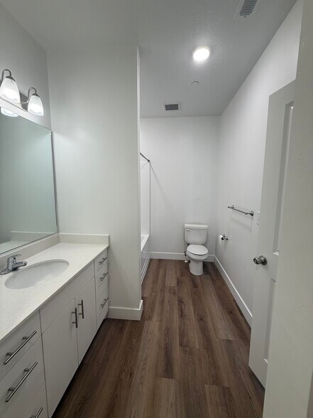 Building Photo - 471 W 15 S