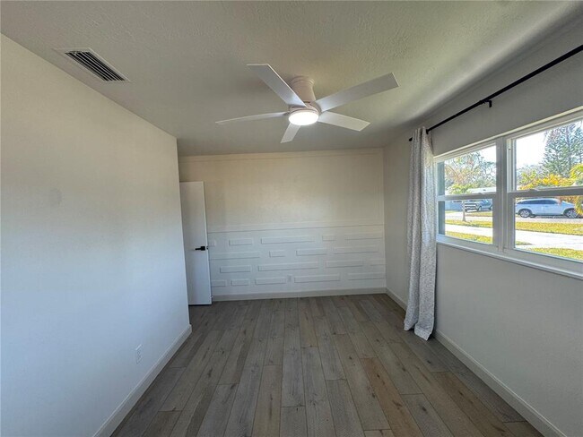 Building Photo - 1500 Carson Cir NE