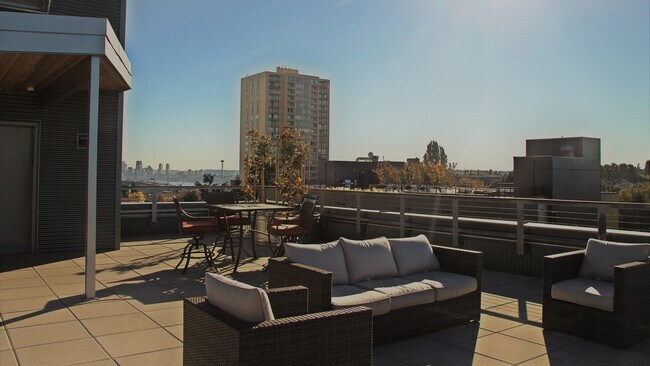 Building Photo - 4750 Roosevelt Way NE