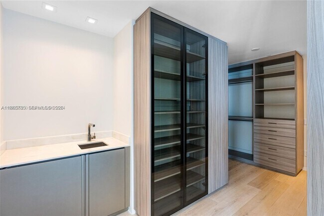 Building Photo - 18975 Collins Ave